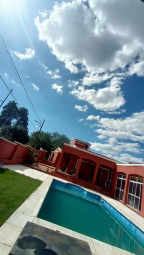 La Casona Roja - Casa con pileta para 10 Personas en Villa Carlos Paz